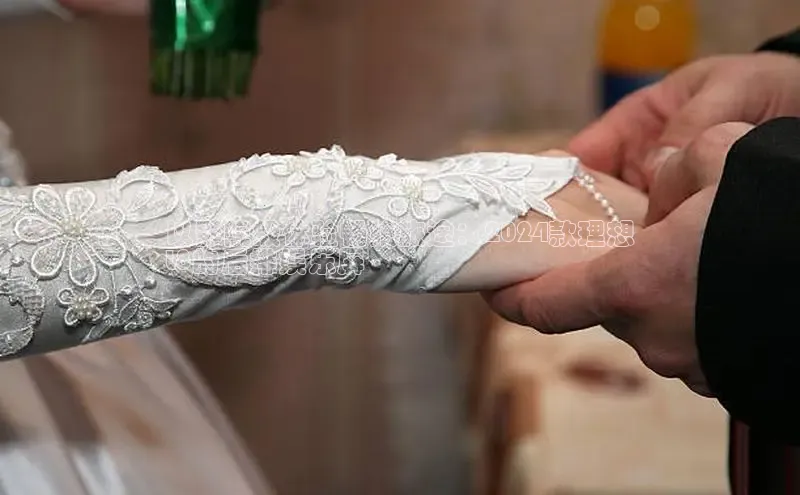 EON体育4猫眼以影院级体验畅飨旅途：2024款理想
L8的后排娱乐屏